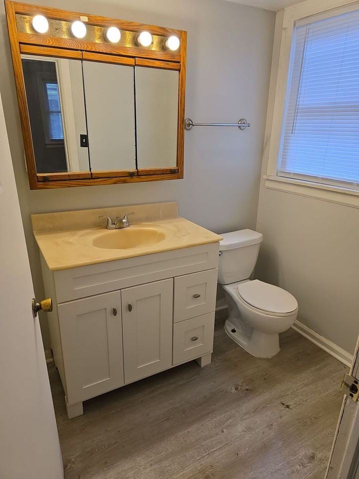 318 E 9th St - Photo 7 of 9