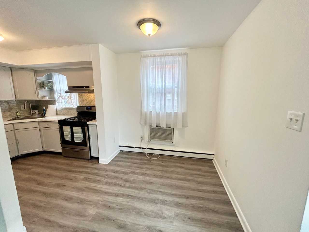 542 Maryland Ave - Photo 2 of 11