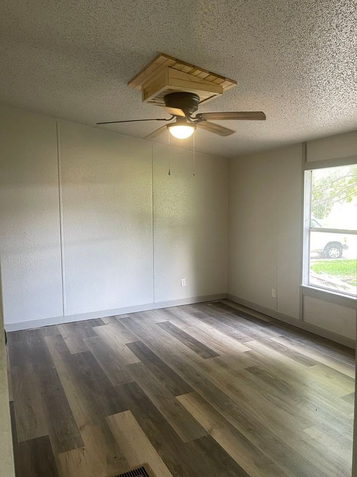 1605 Schell St - Photo 3 of 7
