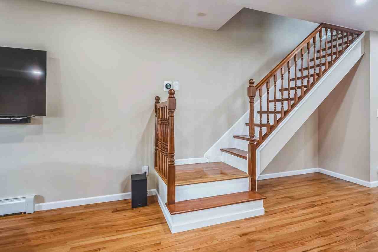 8323 160th St - Photo 2 of 21