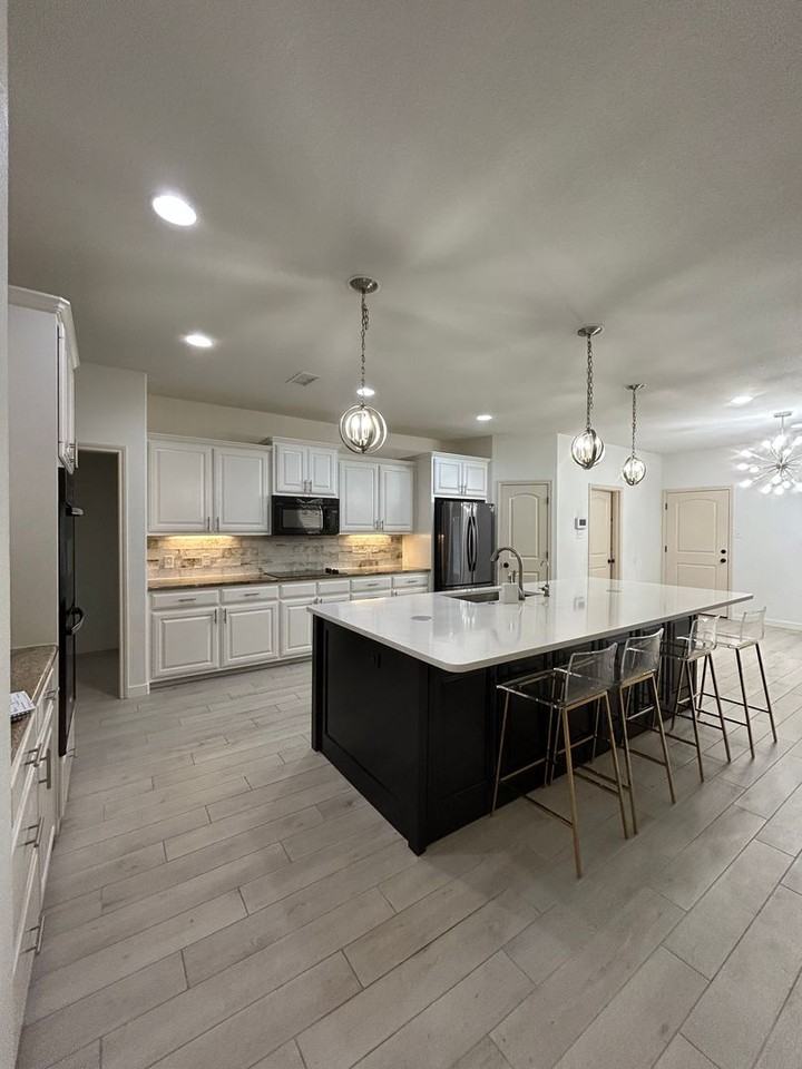 5900 Oak Creek Dr - Photo 4 of 24