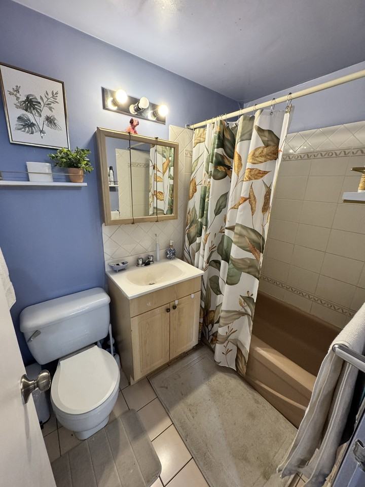 1516 Burnaby St - Photo 3 of 7