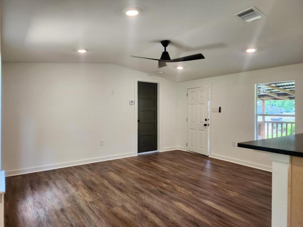 1403 W 11th St - Photo 2 of 14