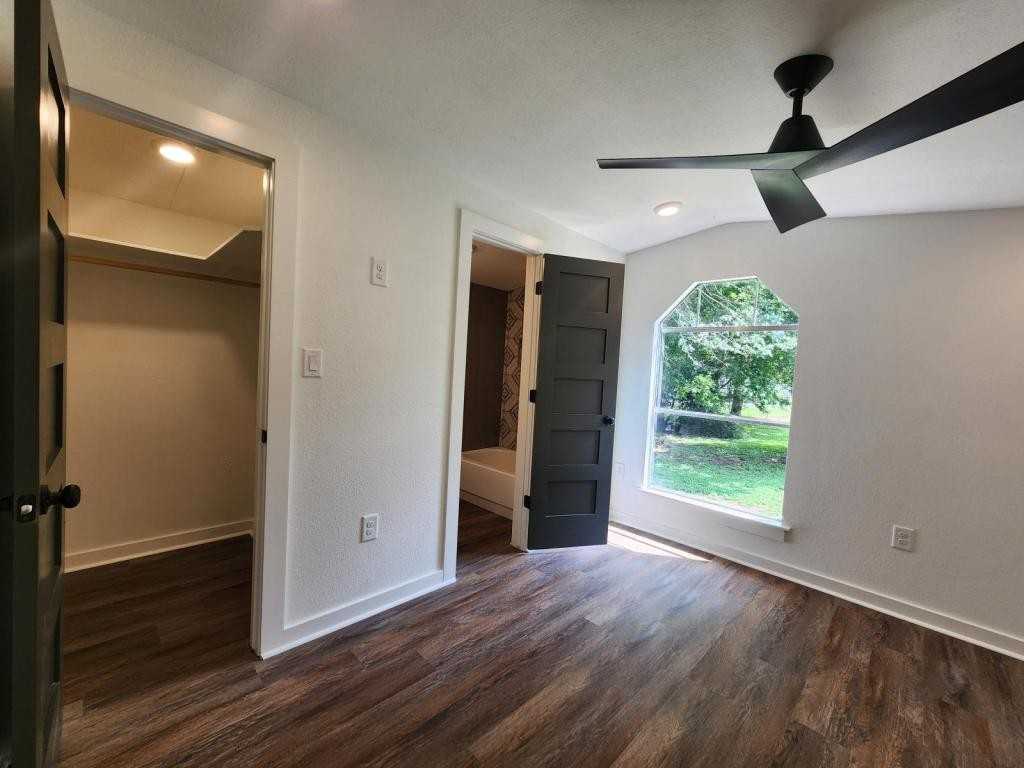 1403 W 11th St - Photo 3 of 14