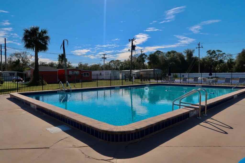 410 Suwanee Drive - Photo 2 of 18