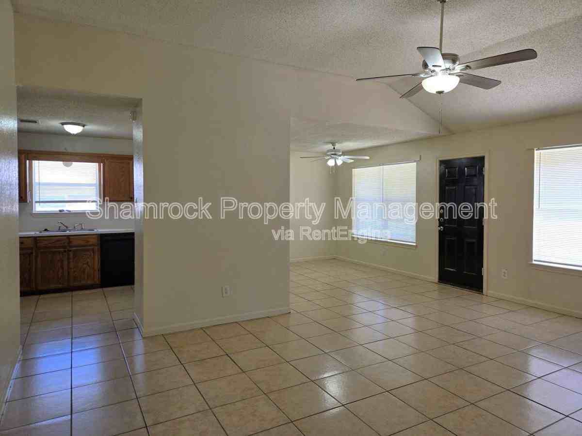 712 Old Lorena Rd - Photo 3 of 10