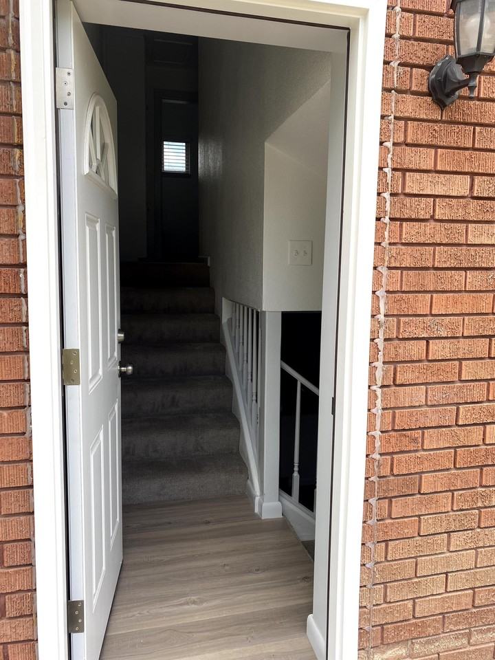 295 Es - Photo 2 of 18