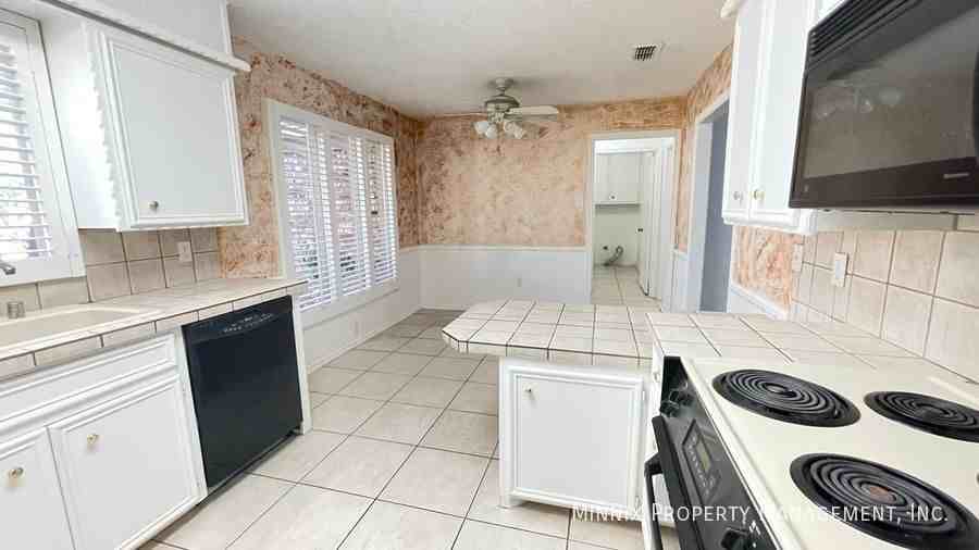 5520 80th St - Photo 5 of 22