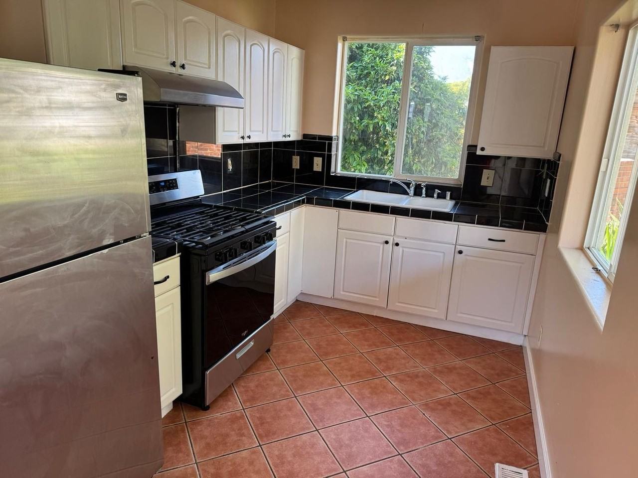 8027 Ney Ave - Photo 6 of 34