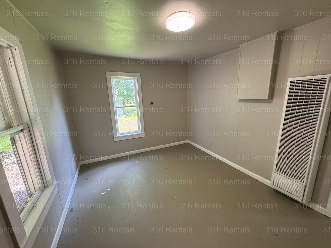 1015 E 5th St - Photo 3 of 6