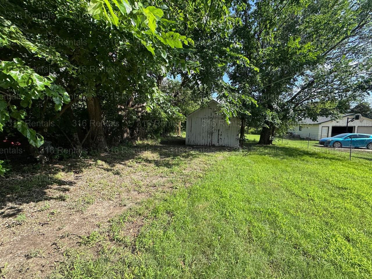 1015 E 5th St - Photo 6 of 6