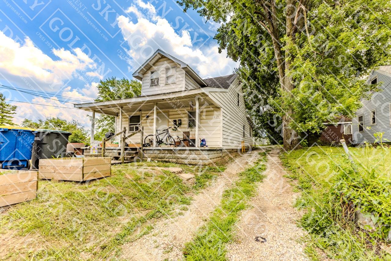 815 West Memorial Drive - Photo 2 of 17