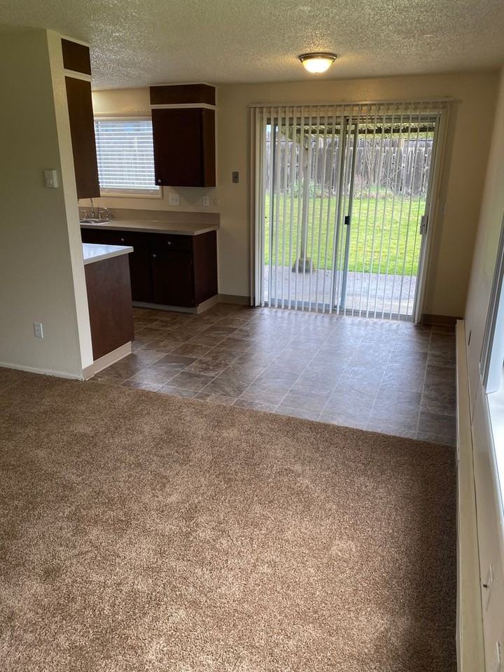 563 Nw Walnut Blvd - Photo 3 of 11