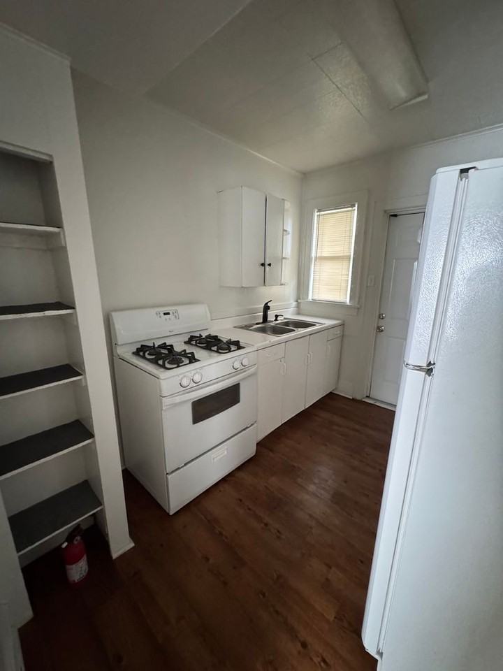 830 Wilkinson St - Photo 4 of 9