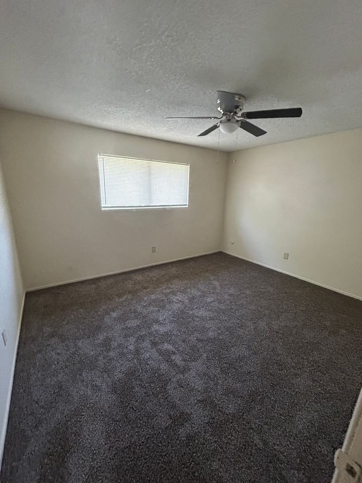 93 E Hazelwood Ln #B - Photo 7 of 16