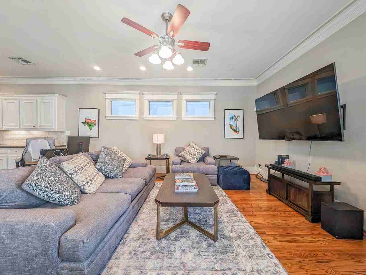 1126 W 17th St #B - Photo 4 of 27