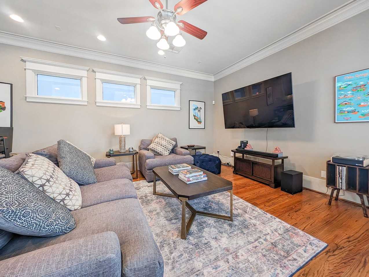 1126 W 17th St #B - Photo 5 of 27