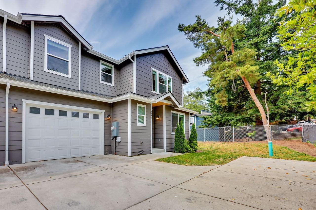 2749 Callahan Dr - Photo 2 of 16