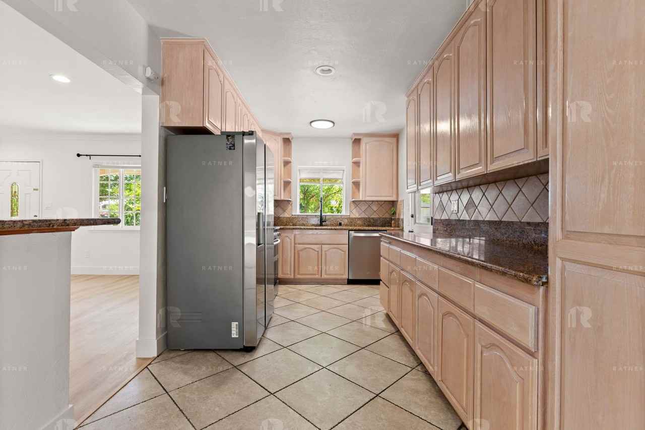 17431 Cohasset St - Photo 3 of 14