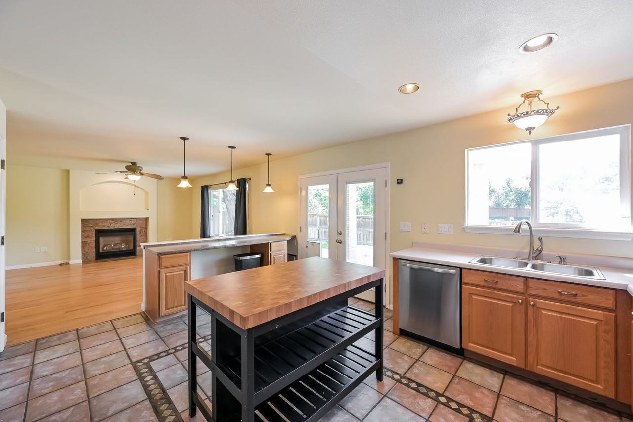 20105 E Williamette Ln - Photo 3 of 30