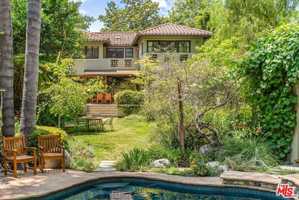 featured image of 2000 N Hobart Blvd