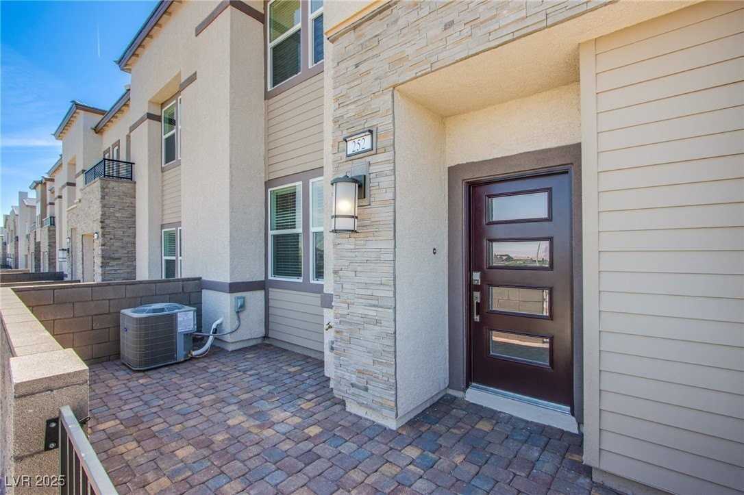 252 Walsh Peak Ave - Photo 2 of 29