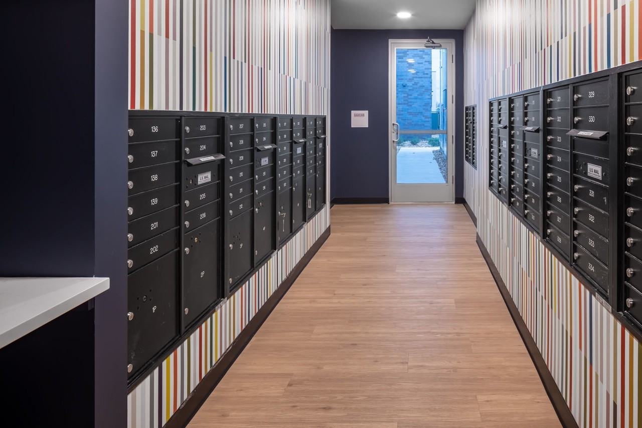 Proxi Lawrence - Photo 3 of 28