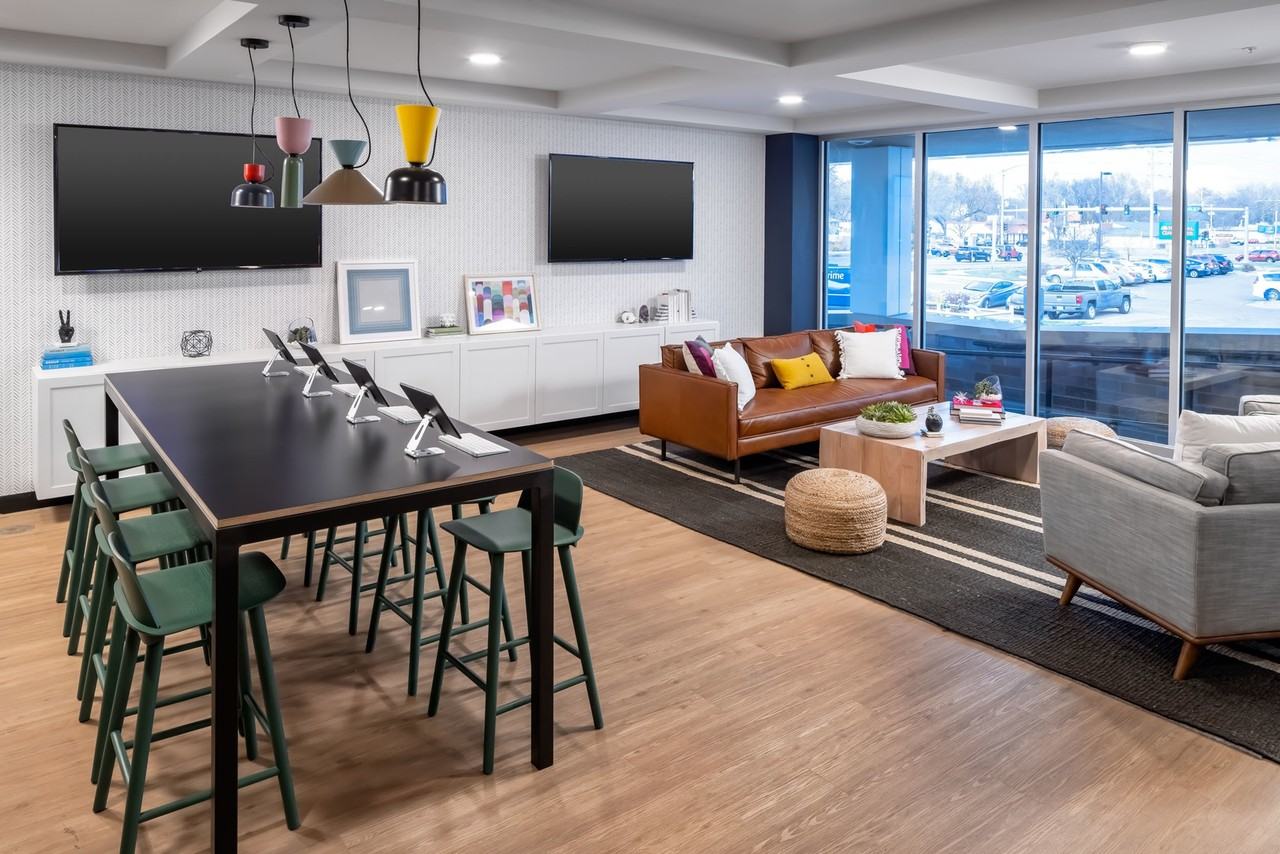 Proxi Lawrence - Photo 4 of 28