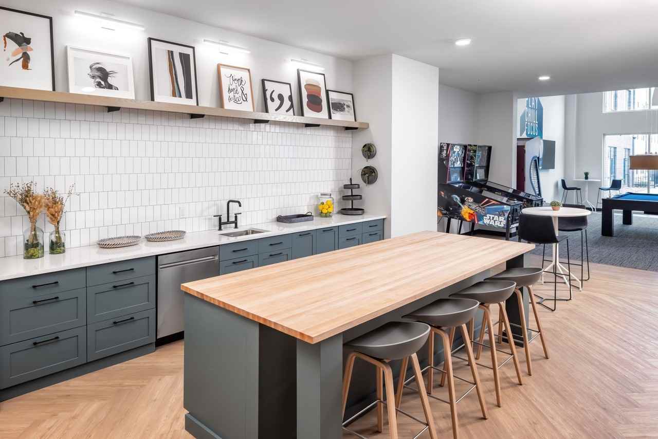 Proxi Lawrence - Photo 5 of 28