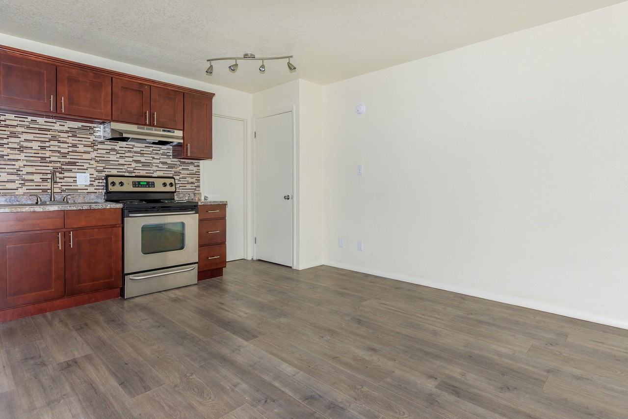 Los Vecinos - Photo 2 of 14