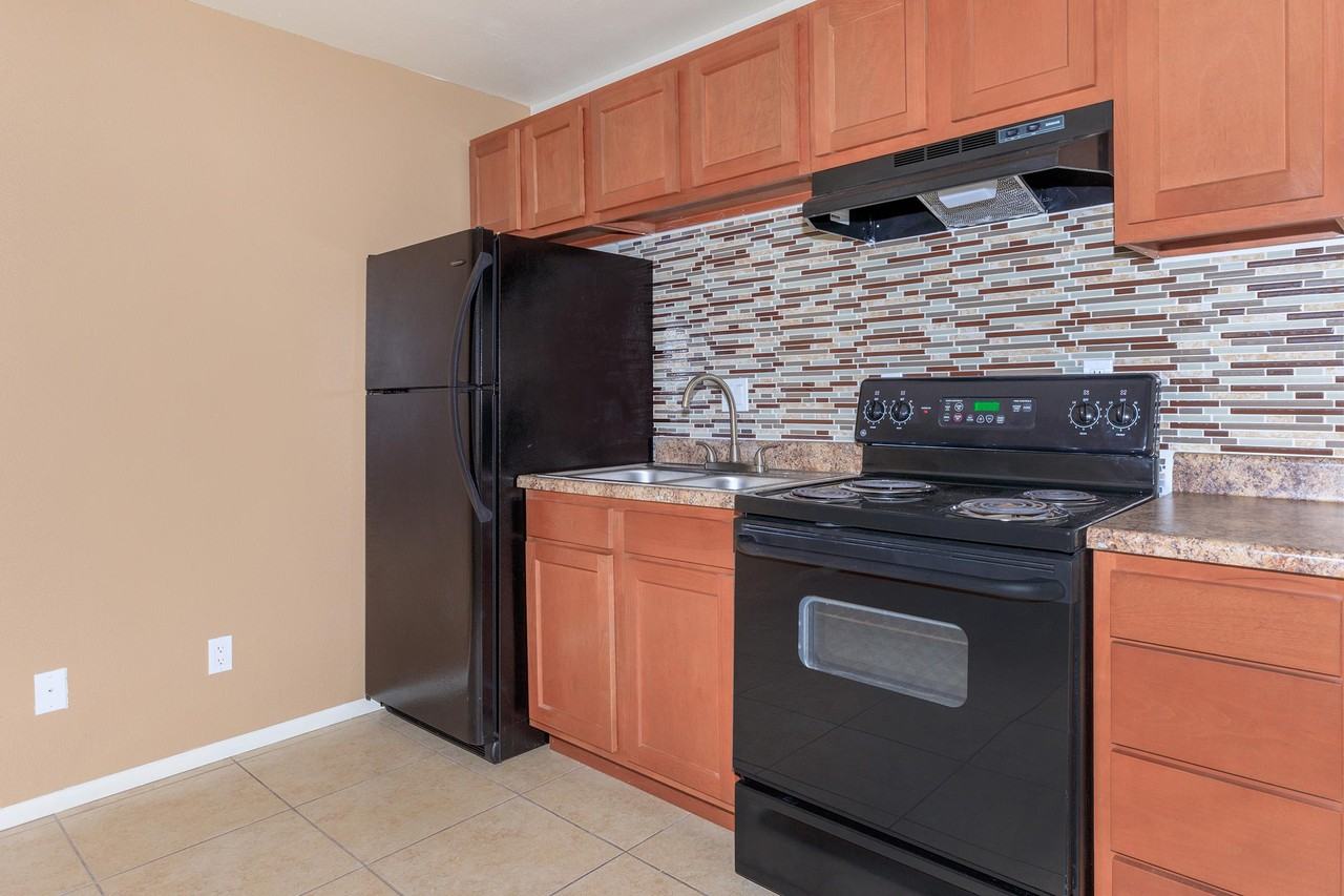 Los Vecinos - Photo 5 of 14