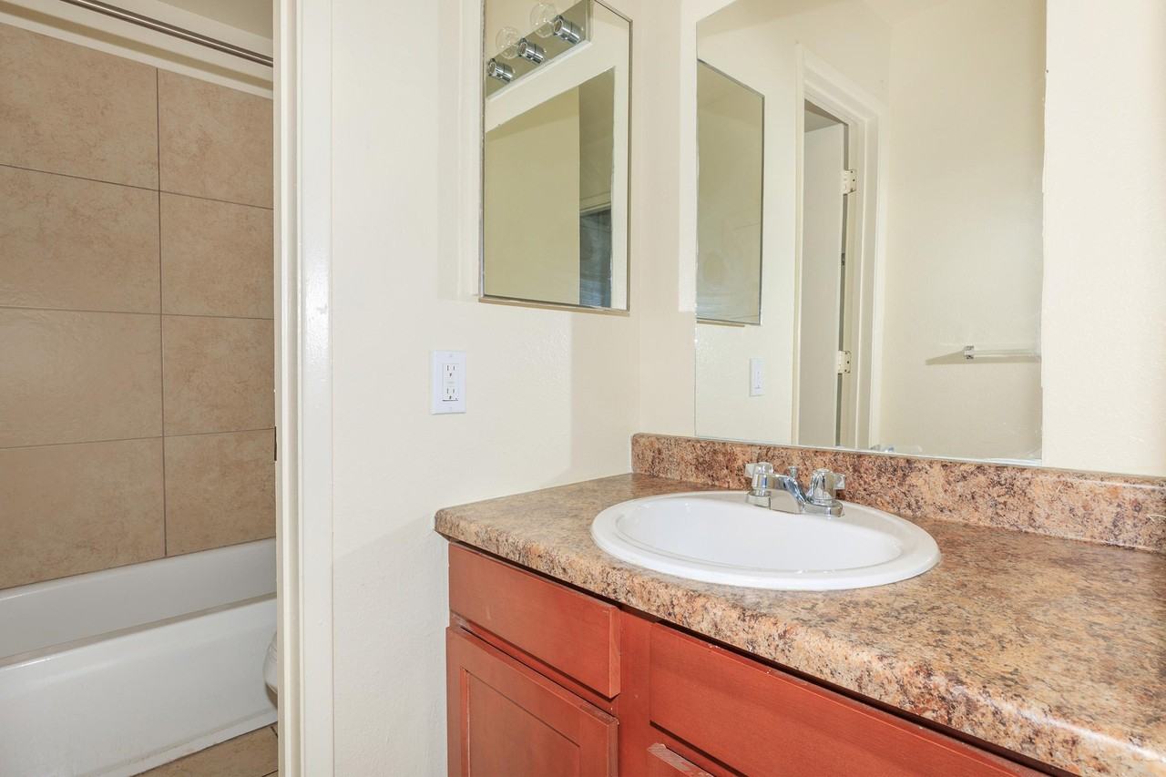 Los Vecinos - Photo 7 of 14