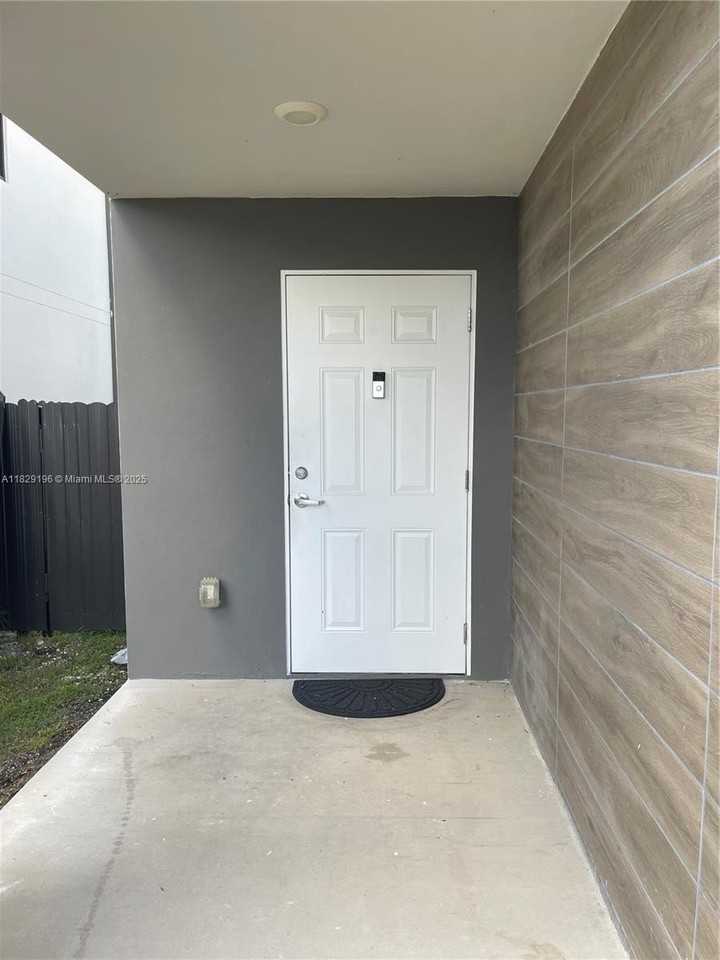 254 Nw 11th Ct - Photo 2 of 33