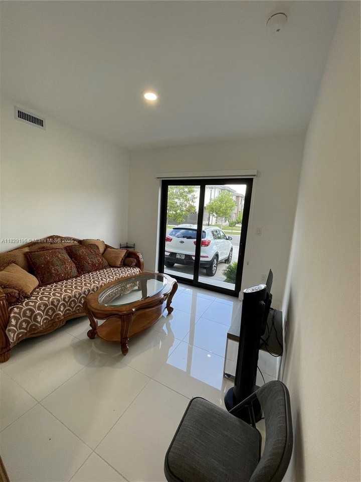 254 Nw 11th Ct - Photo 5 of 33