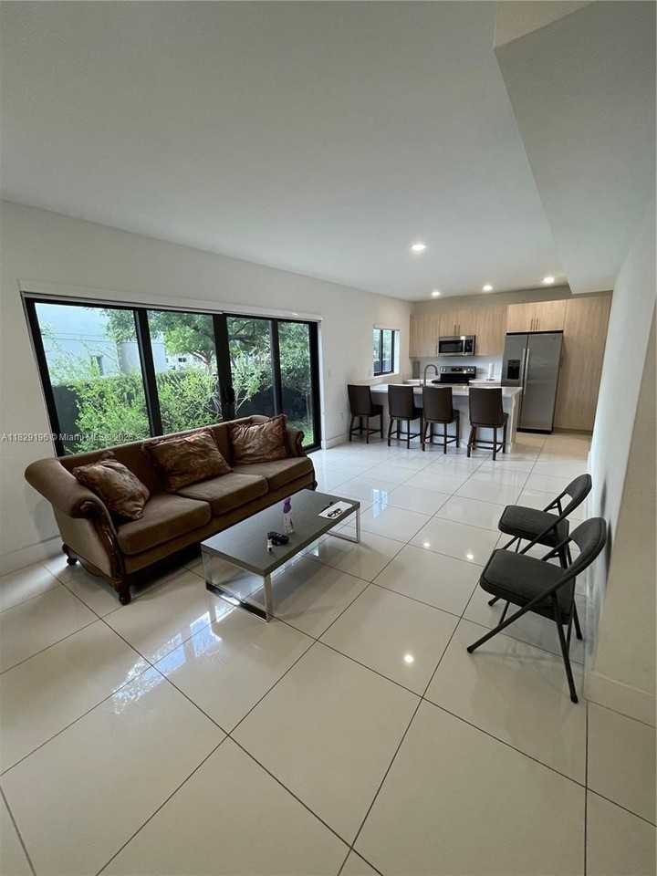 254 Nw 11th Ct - Photo 3 of 33