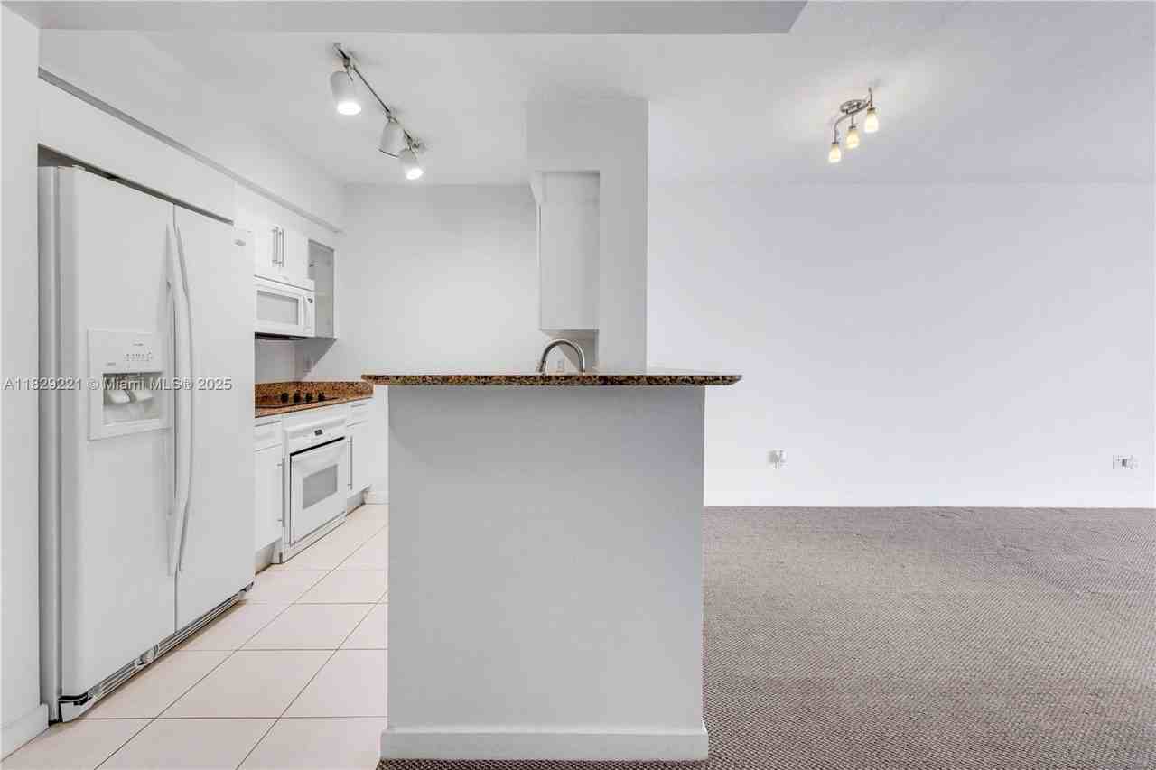 335 S Biscayne Blvd #1004 - Photo 7 of 32