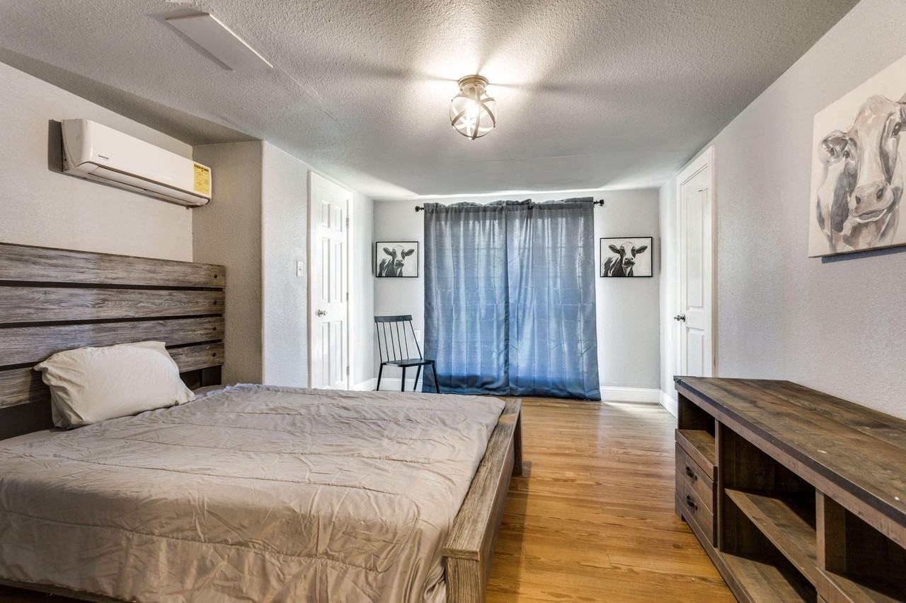 Avenue D - Photo 5 of 5