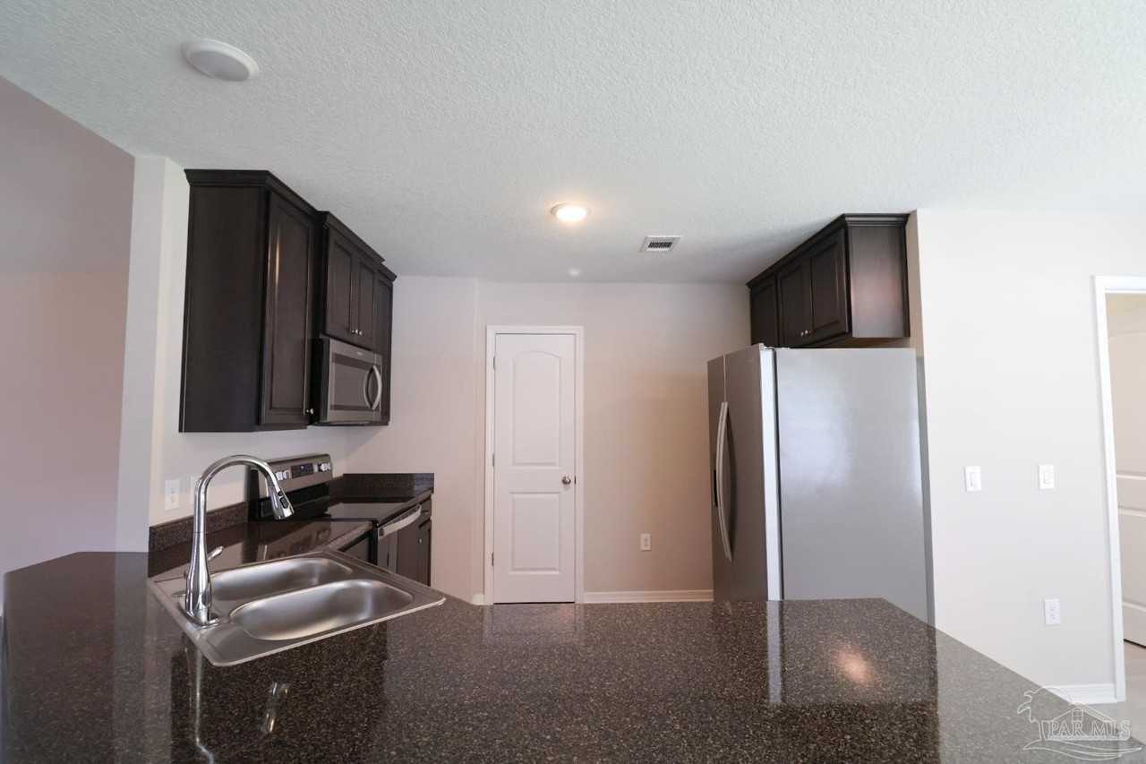 1285 Mills Avenue - Photo 6 of 18