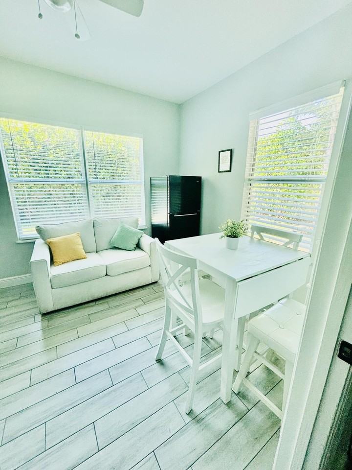 1036 Francis St - Photo 4 of 10