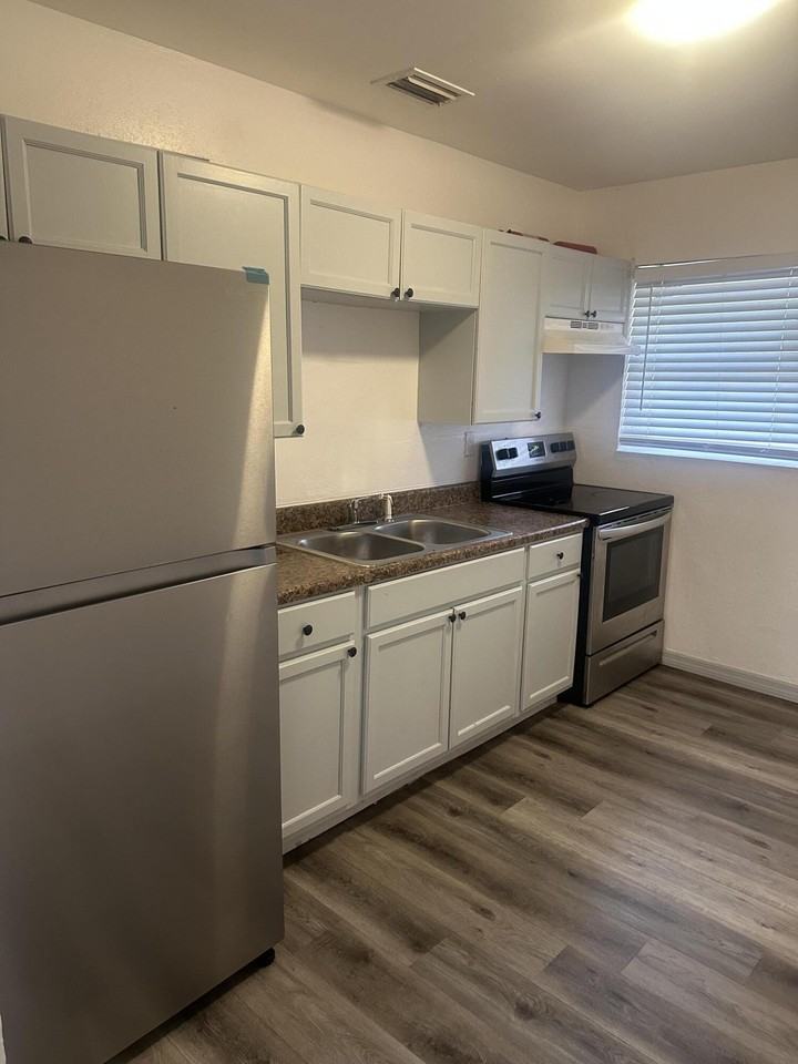 555 W 6th St #2 - Photo 4 of 11