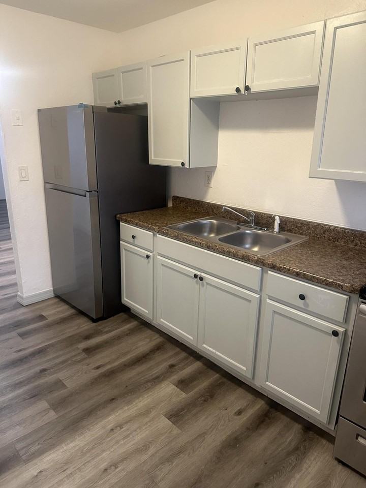 555 W 6th St #2 - Photo 5 of 11