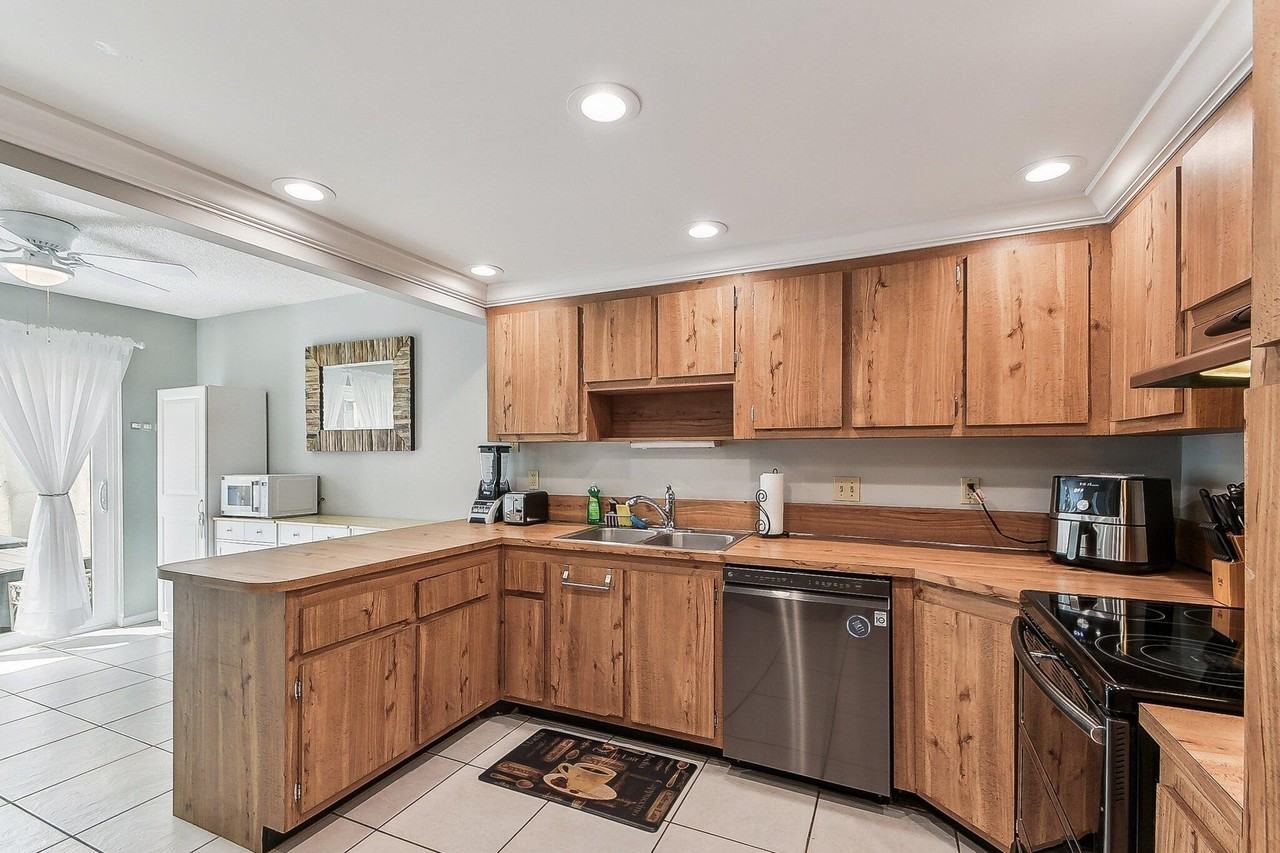 11063 Oakdale Rd - Photo 6 of 50