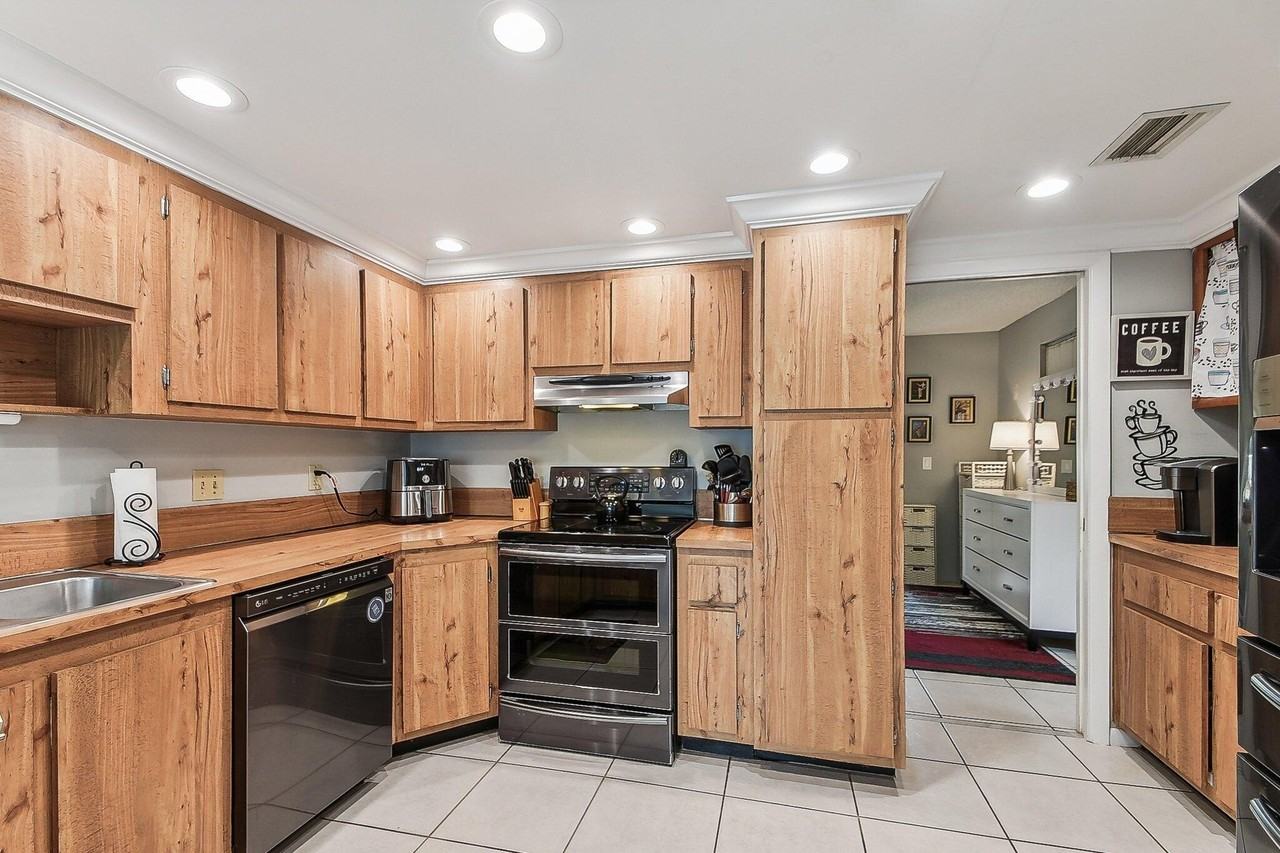 11063 Oakdale Rd - Photo 7 of 50