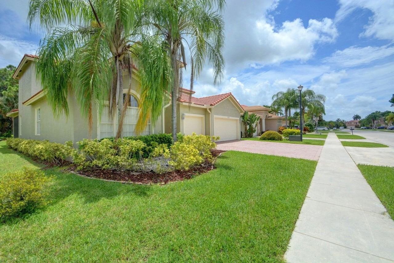 1282 Pebble Ridge Ln - Photo 2 of 18