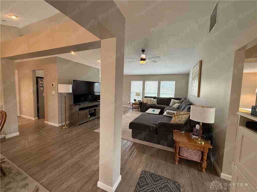 1063 Glenhollow Ct - Photo 4 of 48