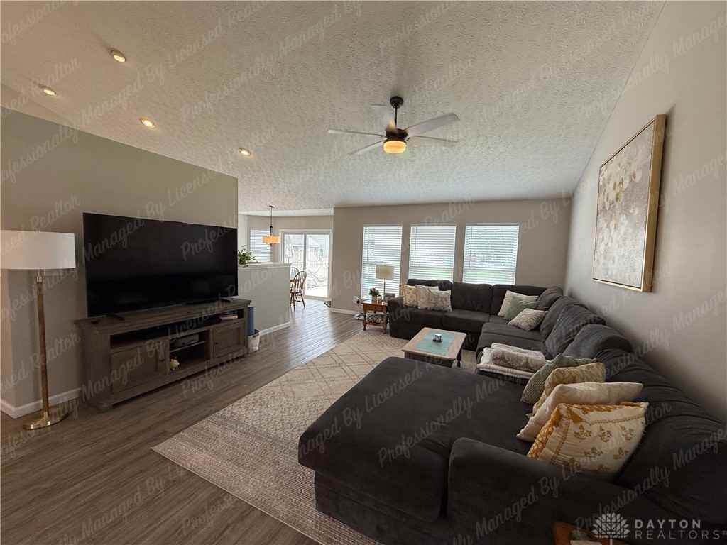 1063 Glenhollow Ct - Photo 5 of 48