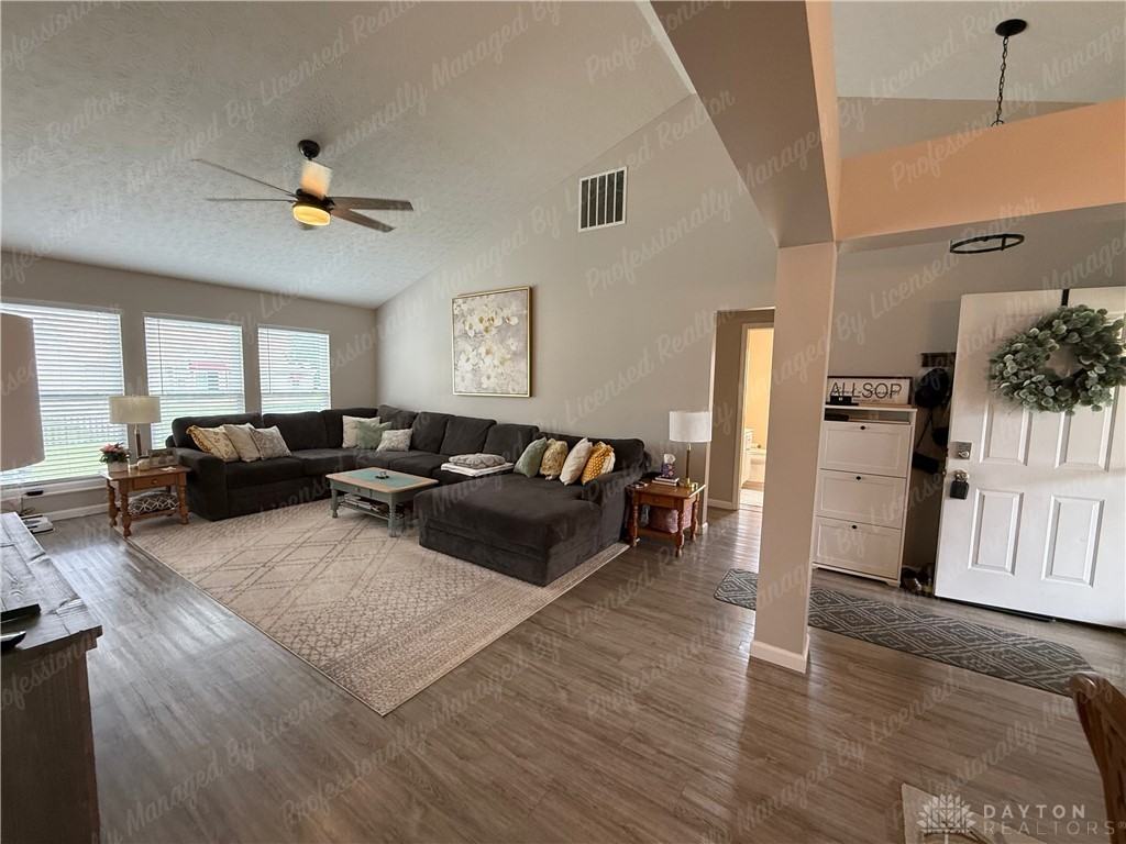 1063 Glenhollow Ct - Photo 6 of 48