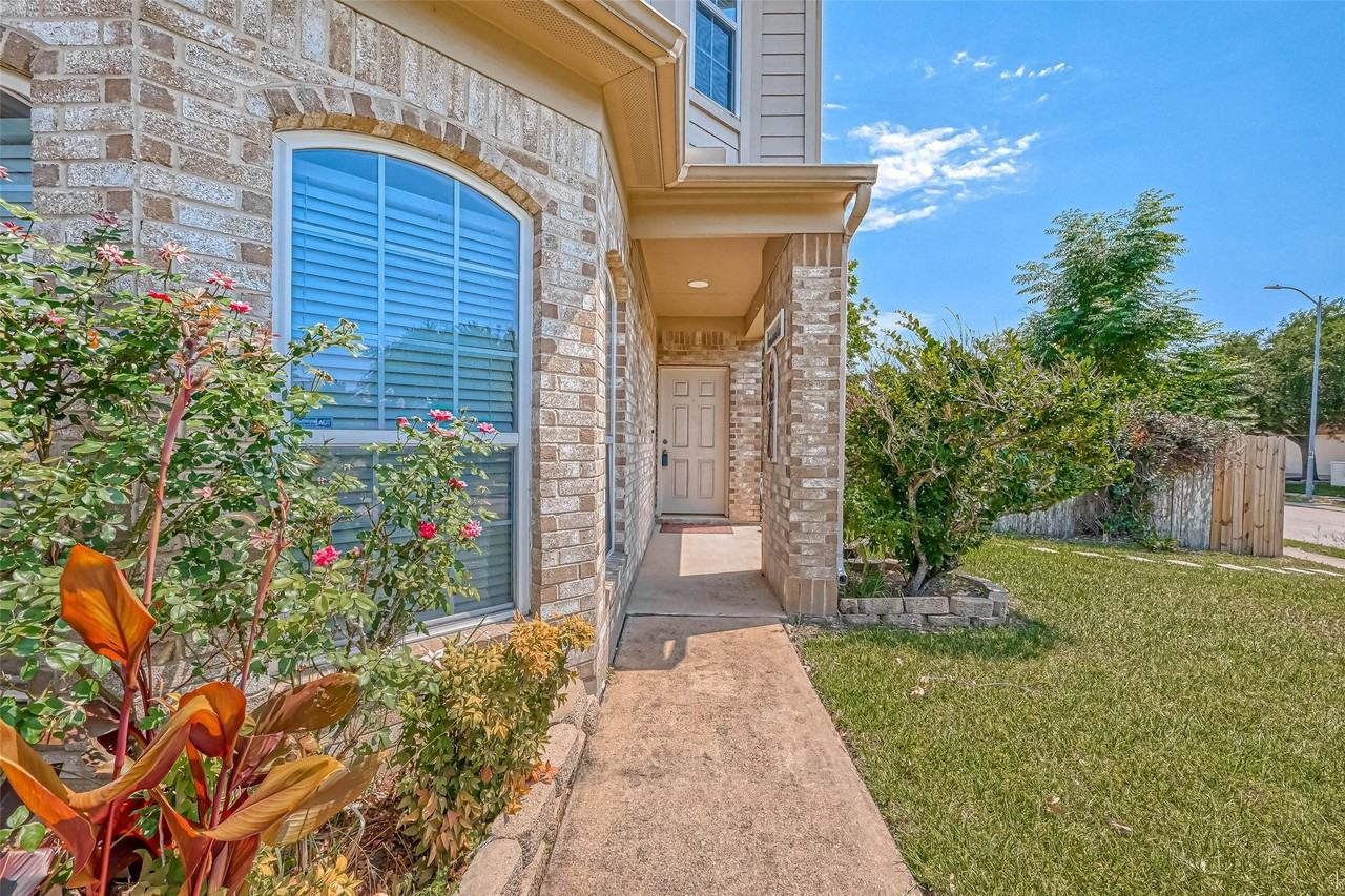 19223 Brook Village Rd - Photo 2 of 43