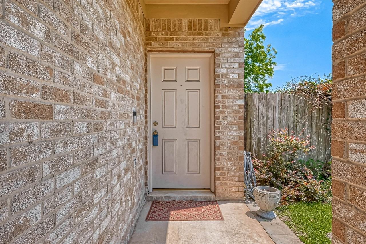 19223 Brook Village Rd - Photo 3 of 43