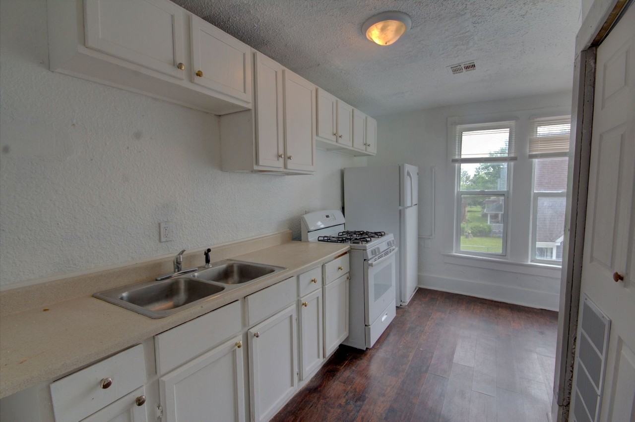 1318 1/2 Brown St - Photo 3 of 19